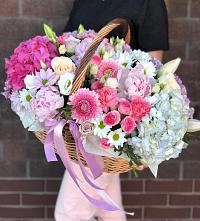 Композиция солнечный день в Кулунде Цветочная композиция из Розы, Хризантемы, Пионы и Лизиантусы в корзине в Кулунде