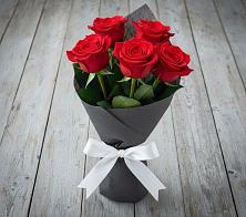 Букет 5 Красных роз Эдлесс Лав в Кулунде