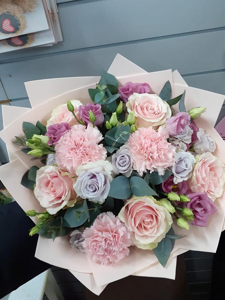 Букет цветов из: Розы, Гвоздики и Лизиантусы в Кулунде