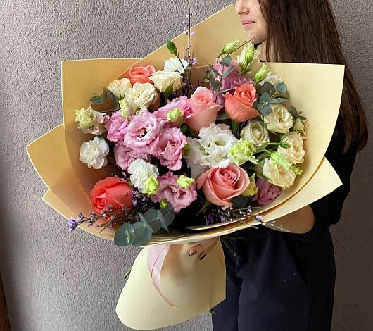 Букет цветов из: Розы, Лизиантусы и Гвоздики в Кулунде